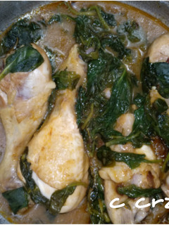 Una foto de Pollo guisado con espinacas