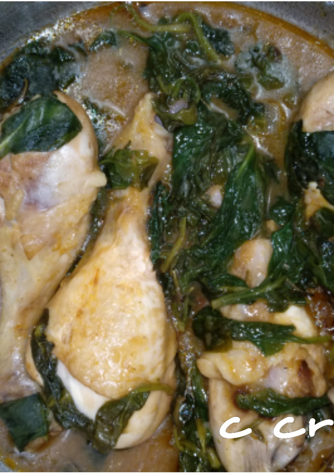 Una foto de Pollo guisado con espinacas