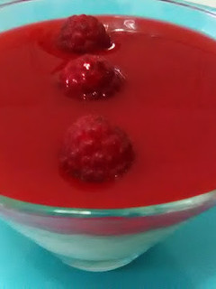 Una foto de Cuajada de chocolate blanco con coulis de frambuesa