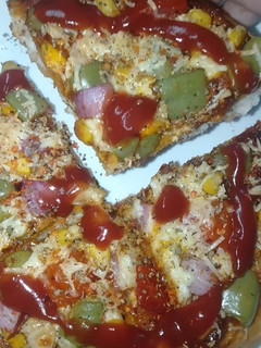 पिज़्ज़ा (Pizza recipe in hindi) रेसिपी मुख्य फोटो