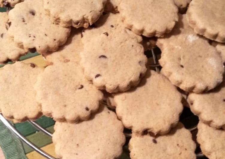 Biscotti avena banana e gocce di cioccolato