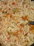 Pasta con atún en vegetales