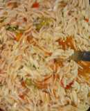 Pasta con atún en vegetales