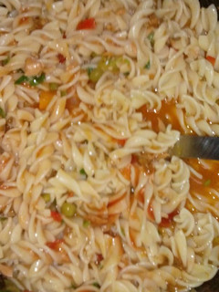 Una foto de Pasta con atún en vegetales