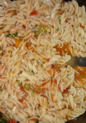 Una foto de Pasta con atún en vegetales