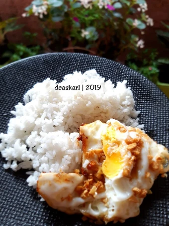 Langkah Mudah untuk Menyiapkan Resep Nasi telor ceplok kecap asin khas pontianak yang Uenak Anti Ribet, Sempurna