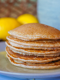 Una foto de Tortitas de espelta con limón y miel