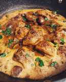 Contramuslos de pollo en salsa con champiñones