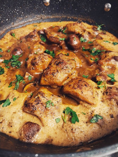 Una foto de Contramuslos de pollo en salsa con champiñones