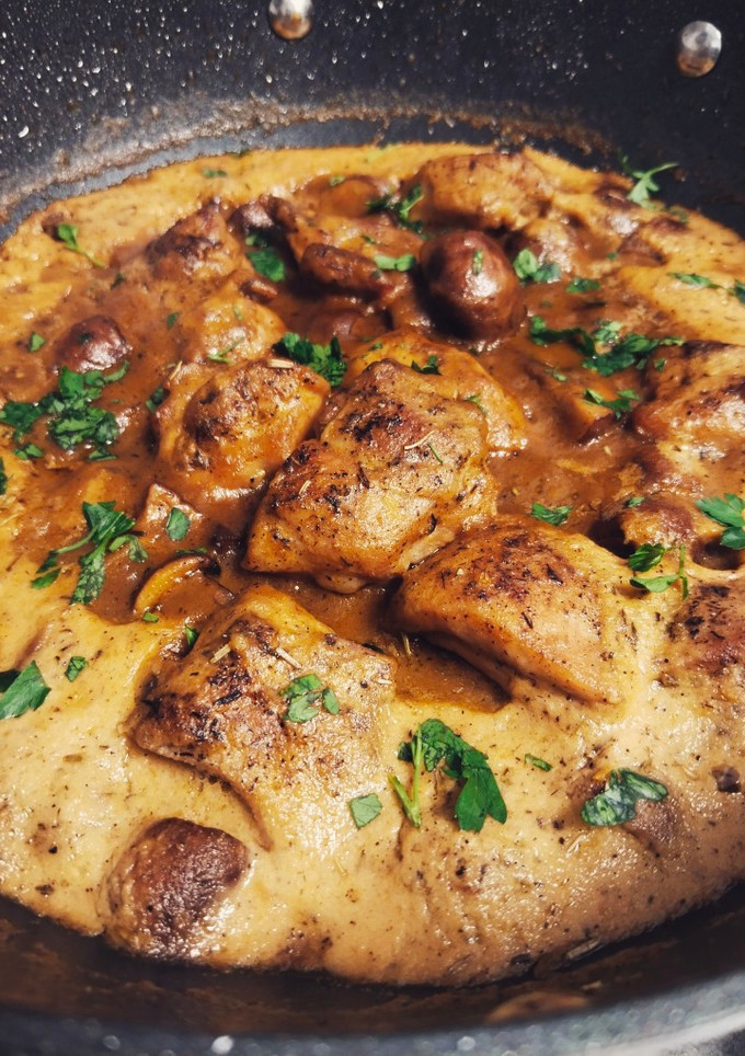 Una foto de Contramuslos de pollo en salsa con champiñones