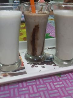 બનાના (કેળા) સ્મુધી(Banana Smoothie Recipe In Gujarati) રેસીપી મુખ્ય ફોટો