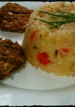 Una foto de Arroz con hamburguesas de lentejas