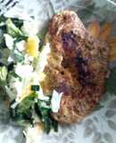 Milanesa de pollo a las finas hierbas con ensalada