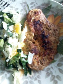 Una foto de Milanesa de pollo a las finas hierbas con ensalada