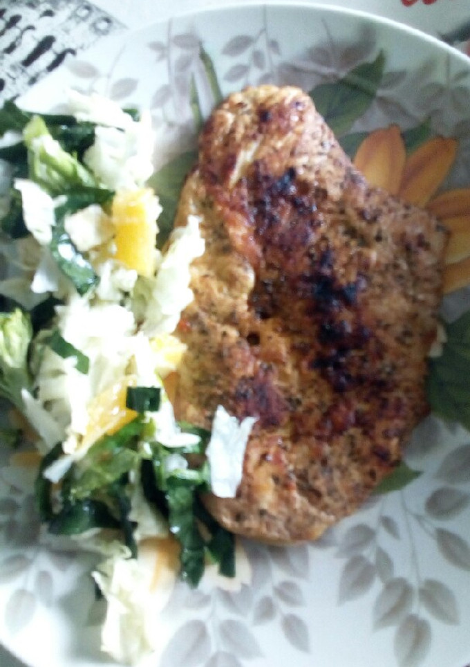 Una foto de Milanesa de pollo a las finas hierbas con ensalada
