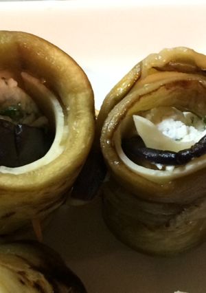 Una foto de Rollos de berenjena y queso de cabra (fríos o calientes)
