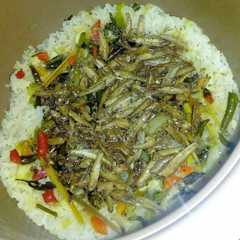 A picture of Nasi liwet sunda ikan teri (rice cooker) takaran mudah.