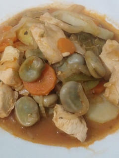 Una foto de Pollo a la portuguesa con habas