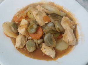 Una foto de Pollo a la portuguesa con habas