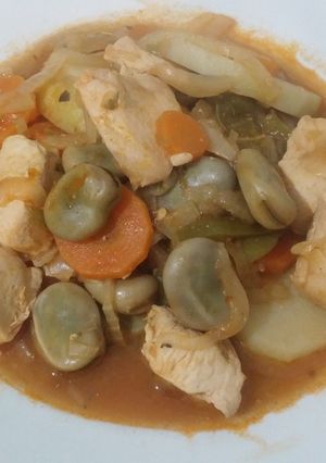 Una foto de Pollo a la portuguesa con habas