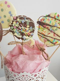 Una foto de Piruletas de chocolate para hacer con niños