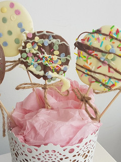 Una foto de Piruletas de chocolate para hacer con niños