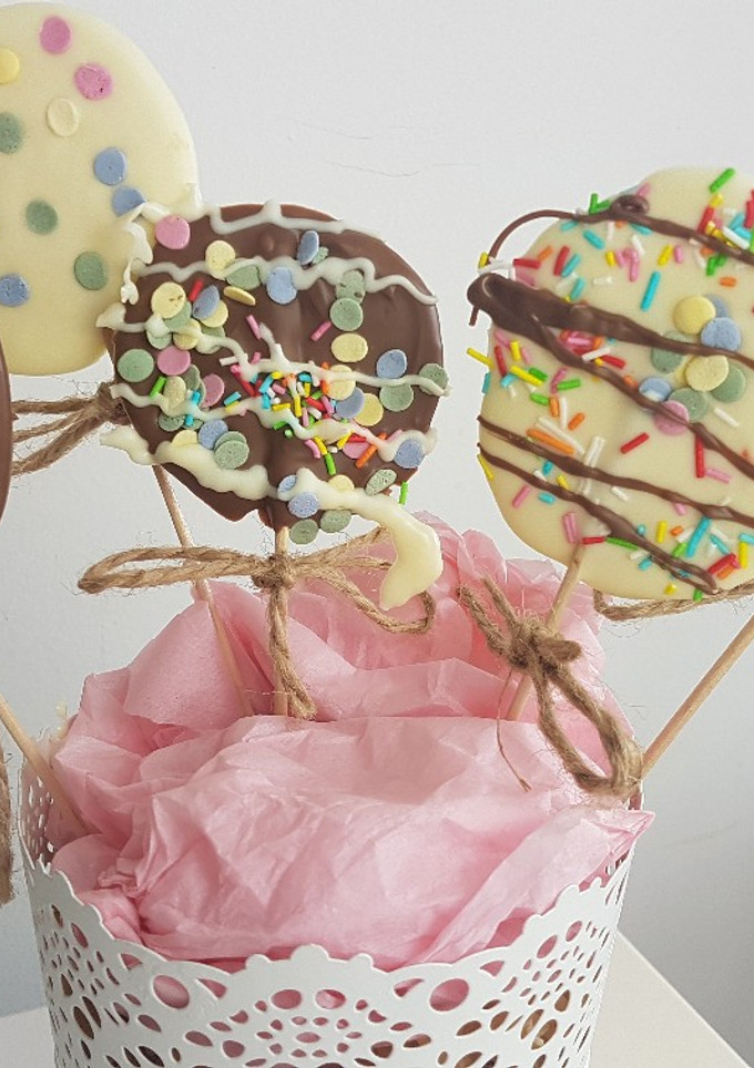Una foto de Piruletas de chocolate para hacer con niños