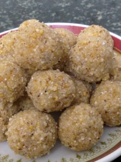 அரிசி பருப்பு லாடு (Arisi paruppu laadu recipe in tamil) செய்முறை முக்கிய புகைப்படம்