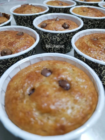 Cara Simple Membikin Resep  Choco Chips Banana Muffins yang Lezat Sekali, Enak