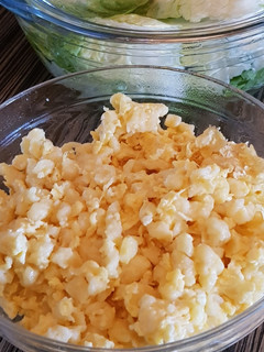 Tojásos nokedli fejes salátával recept fotója