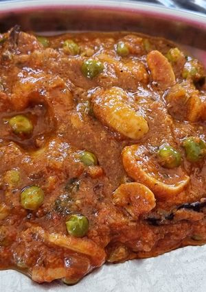 A picture of Cashew matar masala.