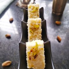 A picture of Mava Malai pista burfi.