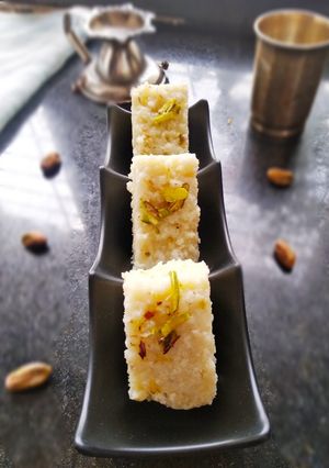 A picture of Mava Malai pista burfi.