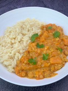 Une photo de Dahl de lentilles corail, patates douces et potiron