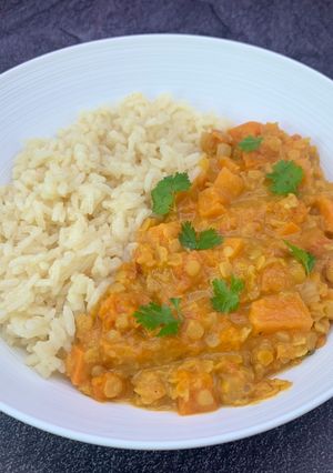 Une photo de Dahl de lentilles corail, patates douces et potiron