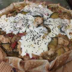 Una foto de Tarta de pollo, zapallito y cebolla