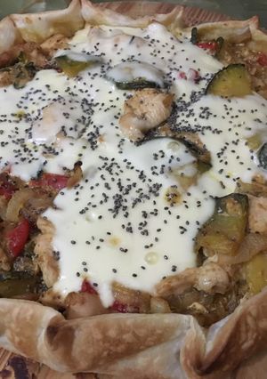 Una foto de Tarta de pollo, zapallito y cebolla
