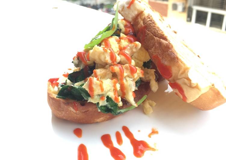 Recipe: Delicious Scrambled Eggs With Basil Blue Cheese Sandwich