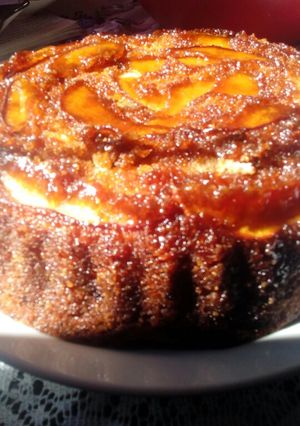 Una foto de Torta invertida de yogur y fruta