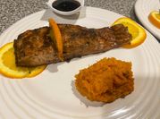 Una foto de salmón glaseado