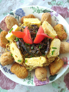Foto resep Kue Ultah Kekinian 🎂 (Nasi + Mie + Topping)