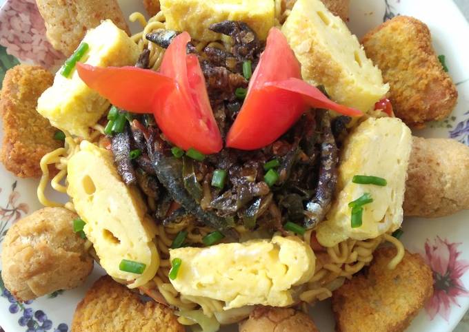 Ternyata ini loh! Bagaimana cara membuat Kue Ultah Kekinian 🎂 (Nasi + Mie + Topping) dijamin menggugah selera