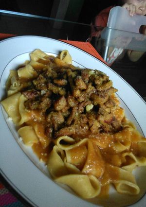 Foto principal de Papardelle de auyama con cerdo frito en salsa napolitana