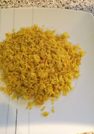 Una foto de Arroz graneado con curry amarillo