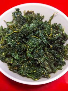 Una foto de Chips de kale sabrosos, saludables y fáciles de preparar