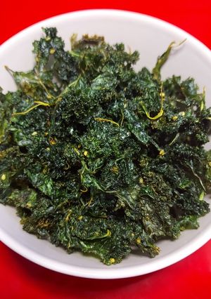 Una foto de Chips de kale sabrosos, saludables y fáciles de preparar