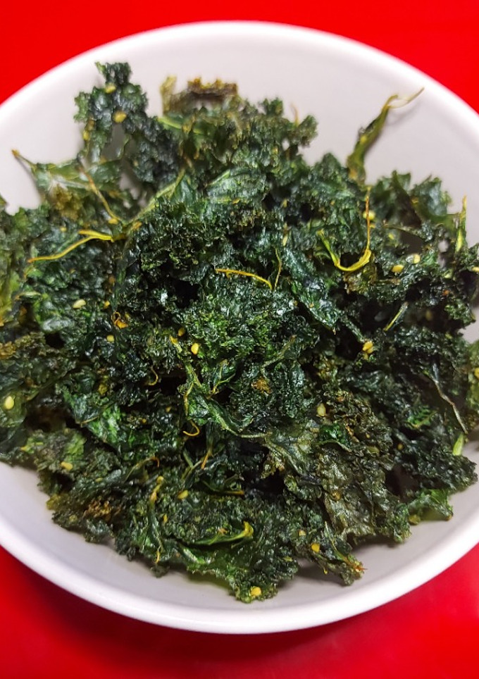 Una foto de Chips de kale sabrosos, saludables y fáciles de preparar