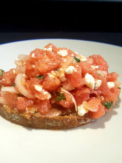 Una foto de Bruschetta de sandía con queso feta y hierbabuena