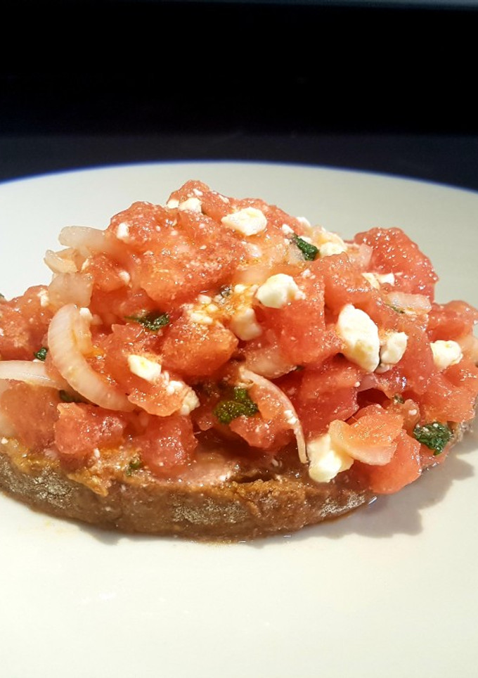 Una foto de Bruschetta de sandía con queso feta y hierbabuena