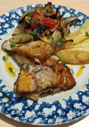 Una foto de Merluza y verduras